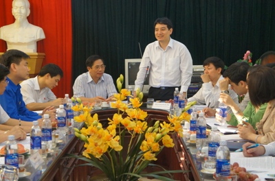 Đồng chí Nguyễn Đắc Vinh phát biểu tại buổi làm việc với Ban Thường vụ tỉnh Đoàn Hà Nam